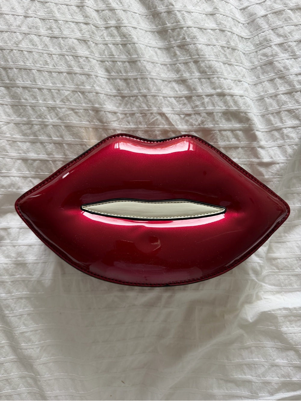 Lip shaped handbag